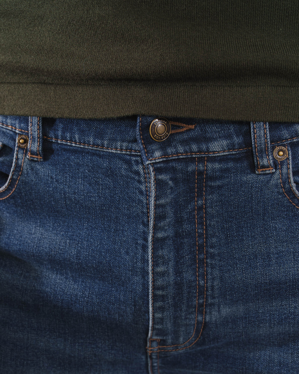 ESSENTIAL REGULAR FIT JEANS