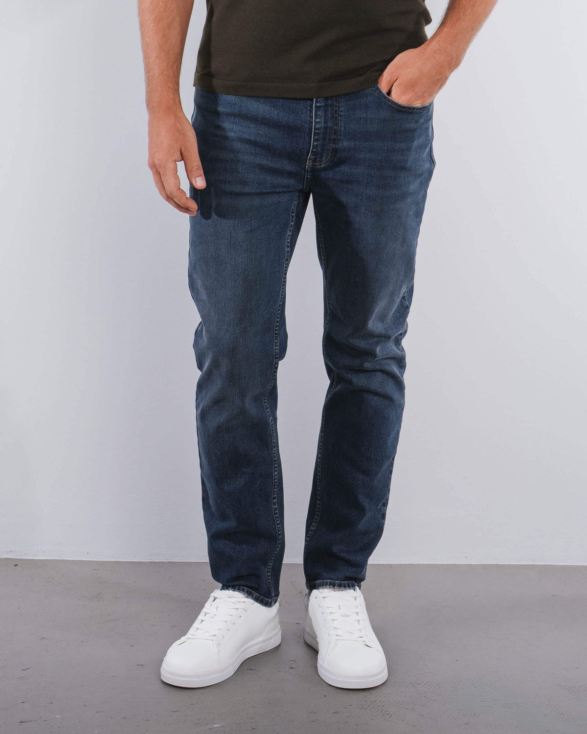 ESSENTIAL REGULAR FIT JEANS
