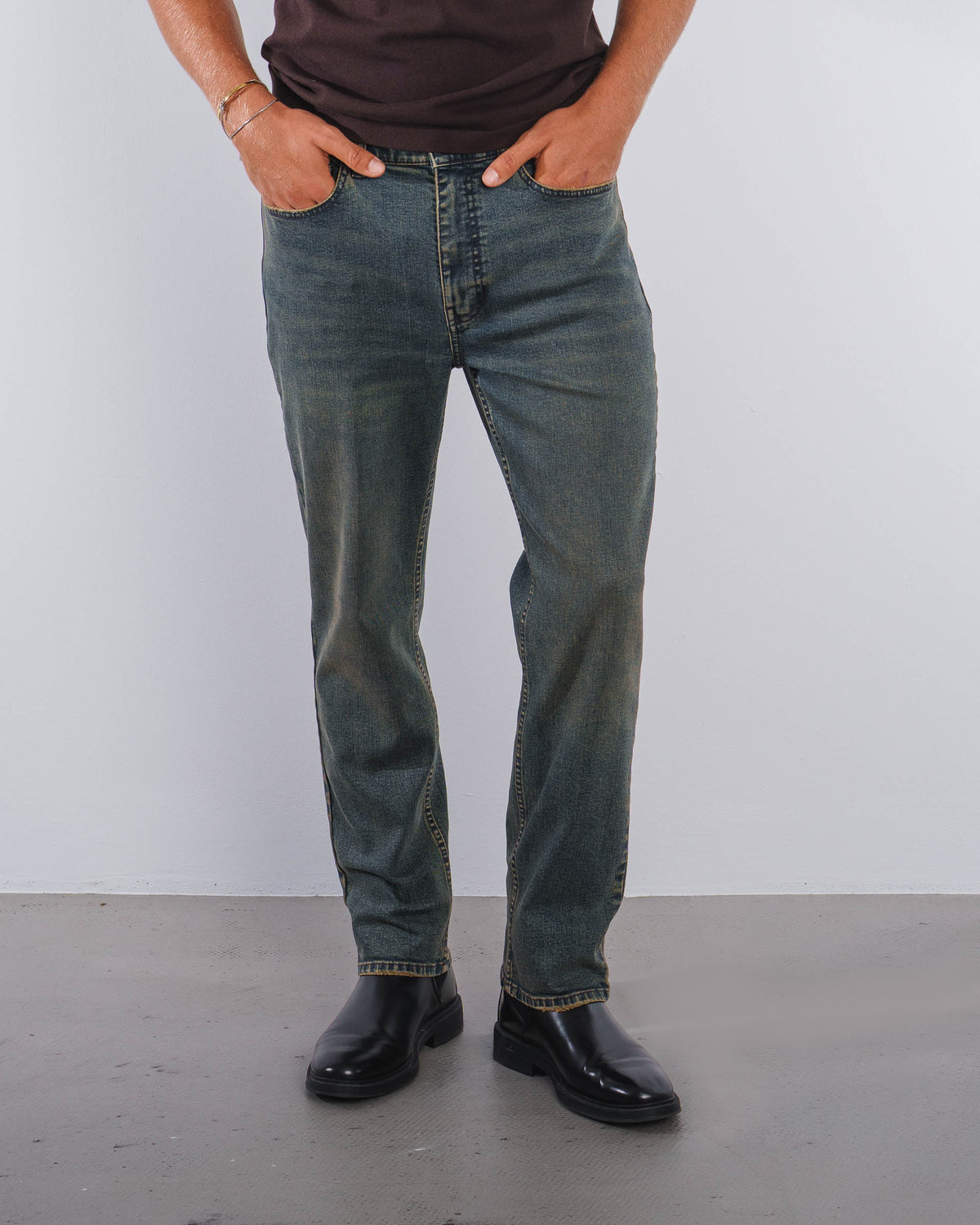 ESSENTIAL REGULAR FIT JEANS